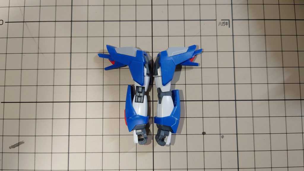 右が肩と腕のアーマーを少し削って、スジボリしたところ。