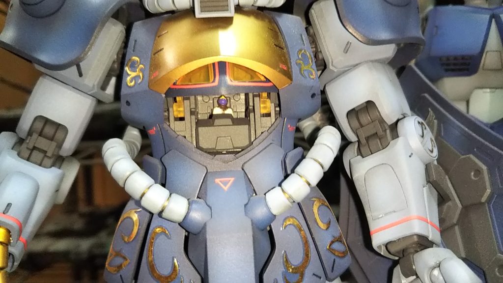 この機体はパイロットのマ大佐がついています。