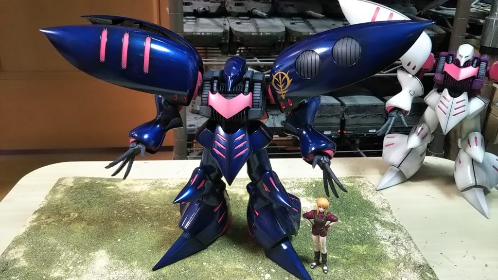 正面当時のキットはブルーの部分はテカテカ加工しており、塗装しなくても美しく仕上がるので、それ以外塗装し慣性としておりましたが、今回その部分をEXメタリックディープブルーなどで塗装、さらにグラデーション塗装して、最終的にクリアースプレーで仕上げております。そのほか、ピンクの部分を中心にシャドー、ハイライト入れん実施し、関節の強化も実施しております💦