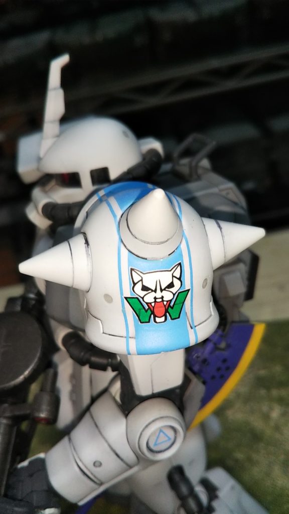 側面スパイクの曲面デカール大変でした、白いです