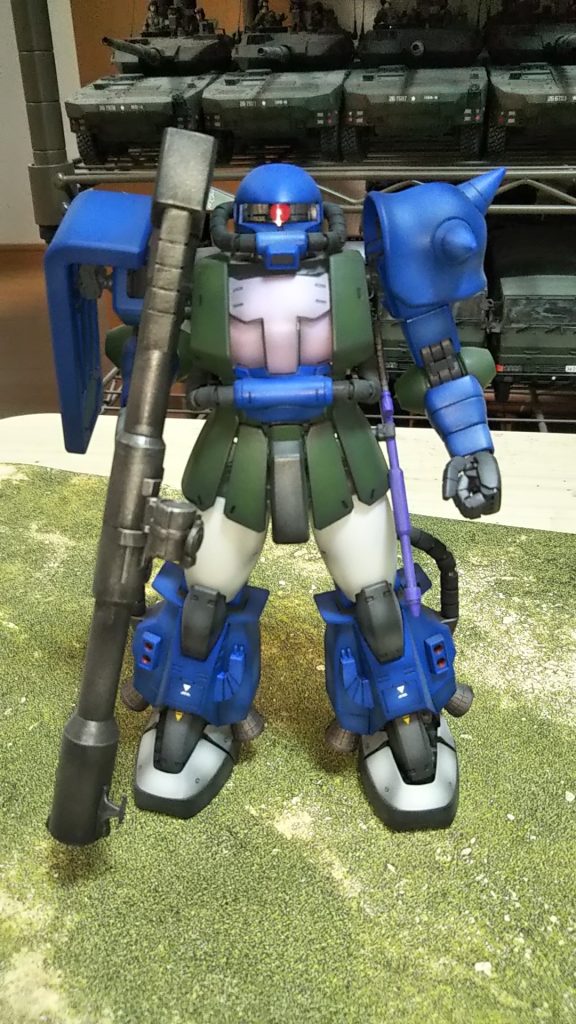 細部のカラリングはMSV-Rのイラストを参照しましたメイン青:キャラクターブルーハイライトにライトブルー緑:暗緑色ハイライトに濃緑色胸:MSパープルハイライトにピンクパープル太ももとか足:ライトグレー膝とあふんどし:なぜかタイヤブラックハイライトに軍艦色バックパック:ガンメタルインナーは軽ーくファントムグレー（ABS素材のラッカー塗装後経年劣化はひどい💦）原色をエアブラシしてわずかに薄い色をハイライトに、主にスモークグレーをシャドーに吹いております。墨入れはガンダムマーカーのグレー最後デカール貼ってつや消しスプレーで仕上げてまする本日はやたら書きまする。