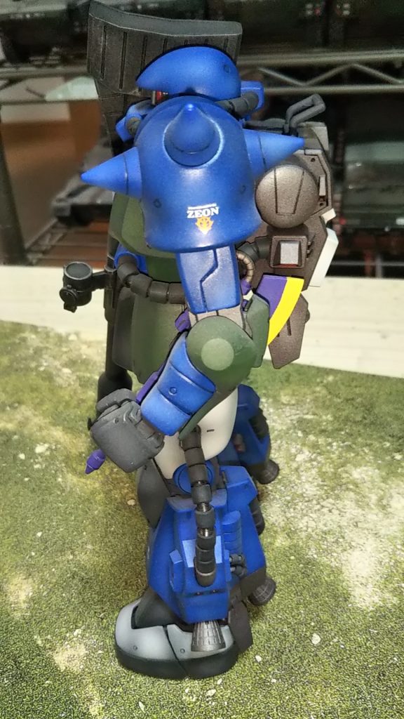 左側面そういえば、後に乗るゲルググより色数多いですね、白とか紫とか💦