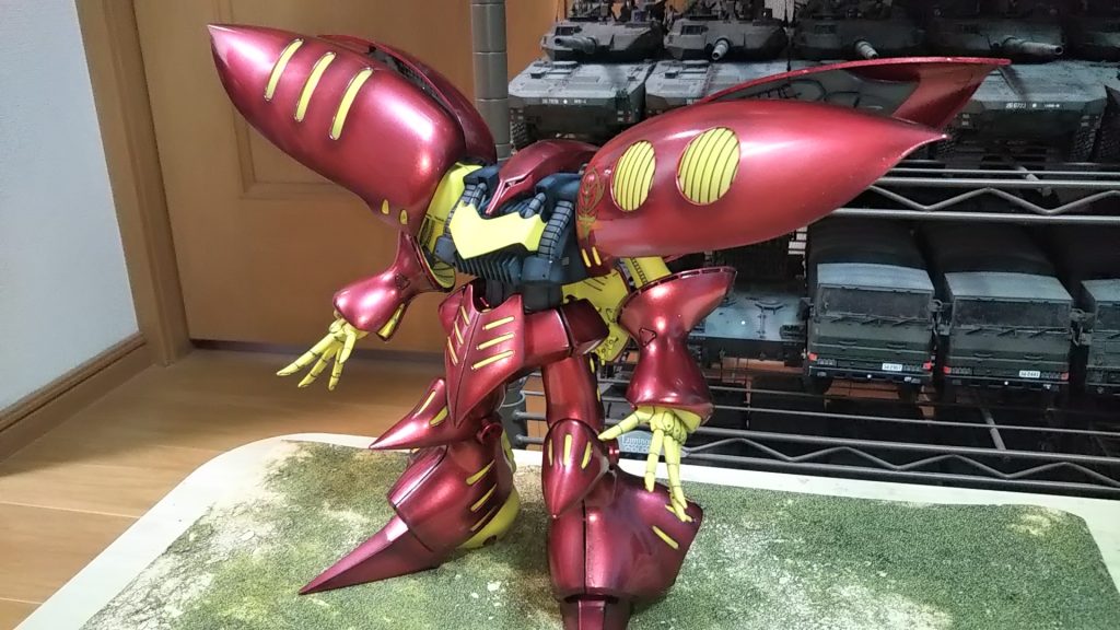 左斜め前、メタリックのためイメージよりかなり暗い赤な印象を受けます（アニメちゃないから良し💦）