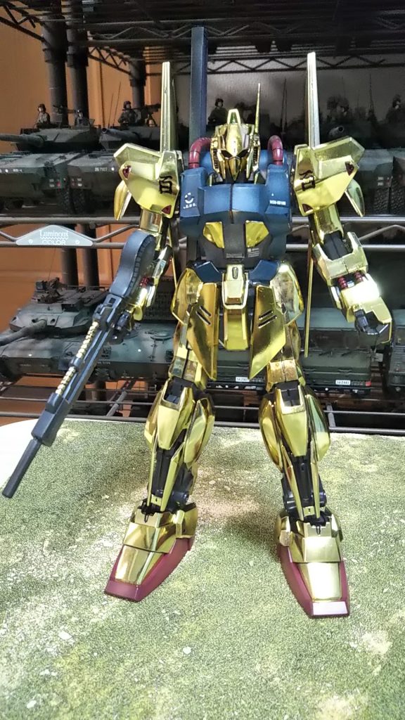 正面✨メッキ仕様仕様なのでキンキラキンの部分は塗装していなかったのですが、なにぶん古い完成作なのでメッキが金からシルバーに薄くなりつつあったのでクリアイエローやスモークグレーで色合いにメリハリをつけ、仕上げに光沢クリアを吹いててキズを補修しております、そのほかの部分はいつものグラデーションかけております✨