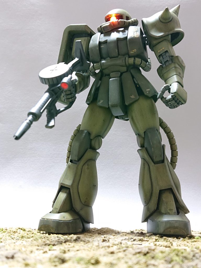 全体的にウエザリングマスターのサンドを擦り付け完成です。ザクは何機でも作れてしまいます。