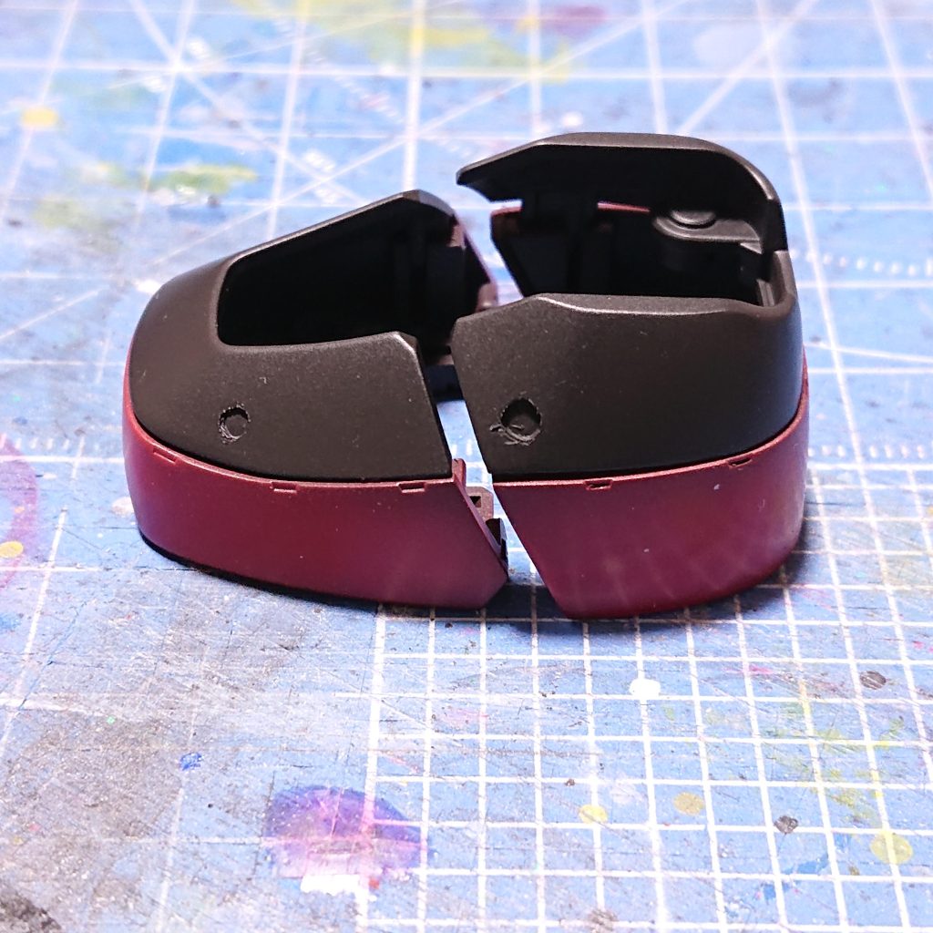 赤と黒では物足りない気がしたので赤部分には暗めであずき色、黒部分にはミッドナイトブルーにレッドブラウンを混色して使用。関節はいつも通りファントムグレーです。