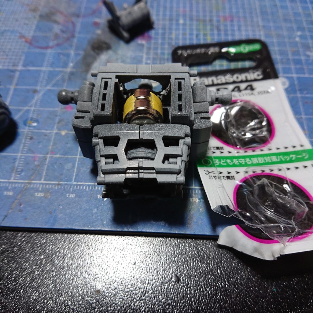 制作については、コックピット部分を取っ払いボタン電池2個を入れる作戦を考えましたが・・・・・・