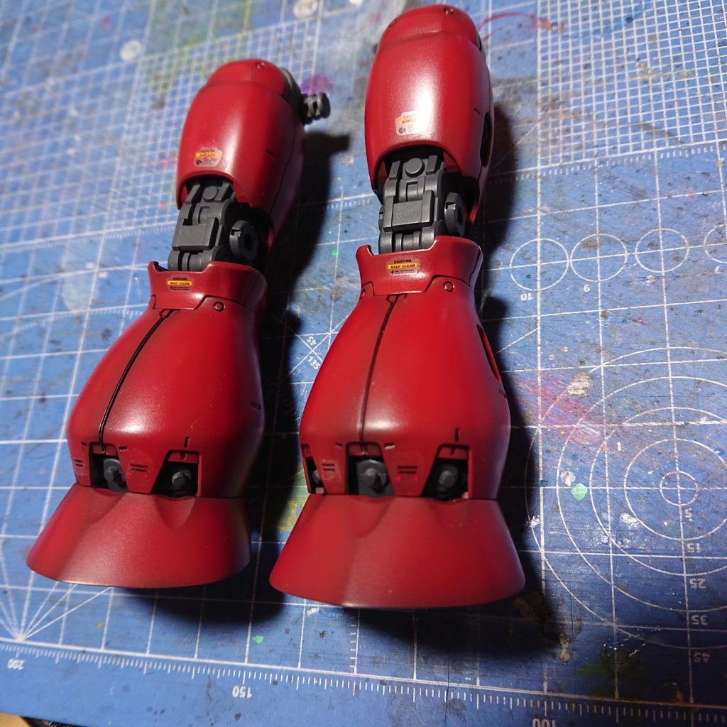 あずき色がしぶ過ぎたかなと思いましたが見慣れてくるといい感じに見えてきました。デカールは組立説明書通りに貼り、ウエザリングマスターのオイルとススで濃淡付けを外装全パーツに施していきました。