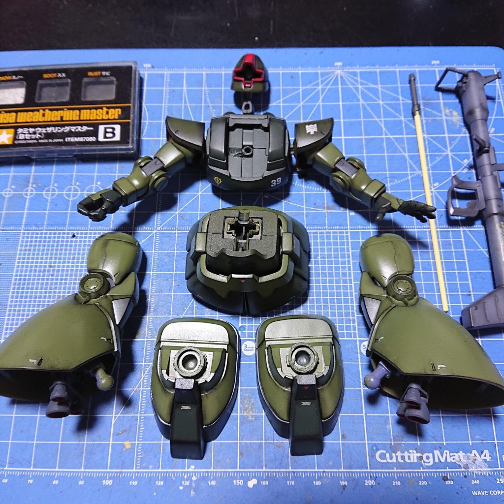 この時点ではダブルショルダにする予定ではなかったので、これで完成予定でした。ただ上司の雰囲気から強化したイメージにしたくて改良する事にしました。パーツを初期のＨＧザクⅡから借りてきました