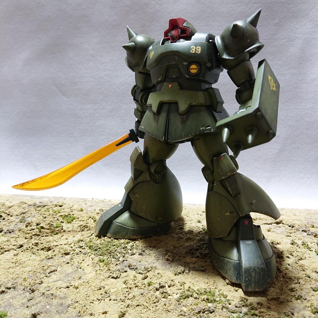 職場が辺境の地なのでジャブロー侵攻部隊という設定でダークグリーン系で統一しています。我が家ではお馴染みになったベースと背景。それと同じスパイクシールドにグフのソードの組み合わせがお気に入れでよく利用しています