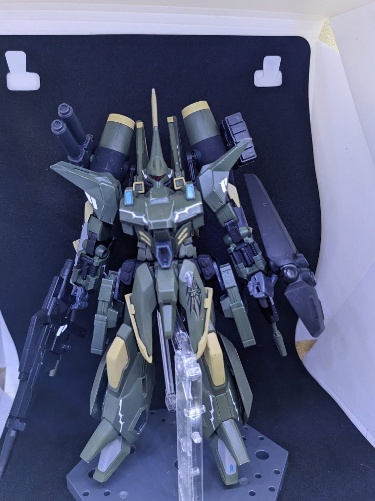 過去に制作したブラストバウこちらはHGでの制作だったのでできることできないこと多くありました。あのころと比べてできることは増えていないかもしれませんが、ナメクジ並でも進んでおります(´;ω;｀)