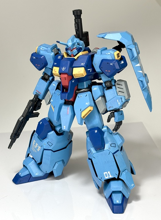 前の週に閃ハサ版グスタフカールを昔の設定画風に全塗装して「ドーラ・カール」風を作りましたが、フォルムがあまりにカッコよかったのでもう1機全塗装製作、今回はアンテナを非対称V字型として、「グスタフ・カール 隊長機」風にしました。