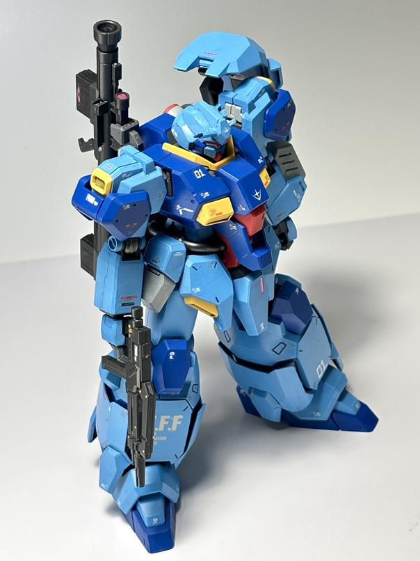 いつものように水性ホビーカラーで筆塗り全塗装。水彩絵の具で墨入れして、デカール貼って艶消しトップコートで仕上げ。薄い青は「H45 みず色」、濃い青は「HUG301 ライジングフリーダムブルー」。デカールはガンダムデカールのみ。シールドのマークはキット付属のものをそのまま使用。