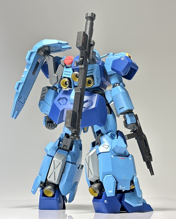 昔の設定画のとおり、シールド裏面もボディと同色で塗装。