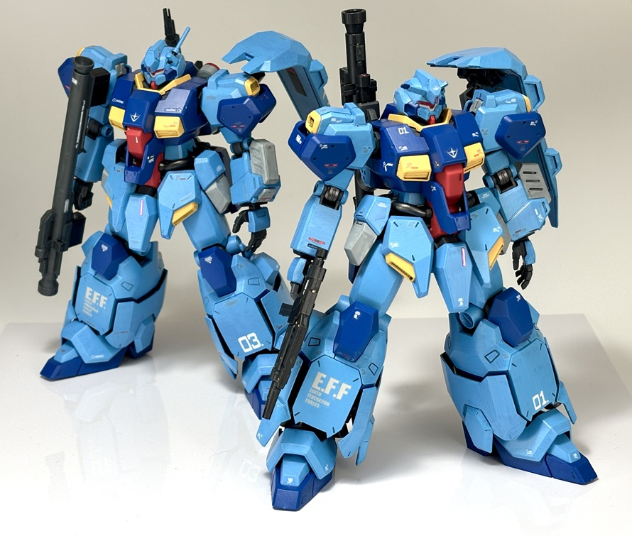 昔の設定では、左右非対称のV字アンテナが付いているのが隊長機のグスタフ・カール、左サイドのバー状のアンテナ(ロッド・アンテナ)が付いているのが一般機のドーラ・カール、のようですね。