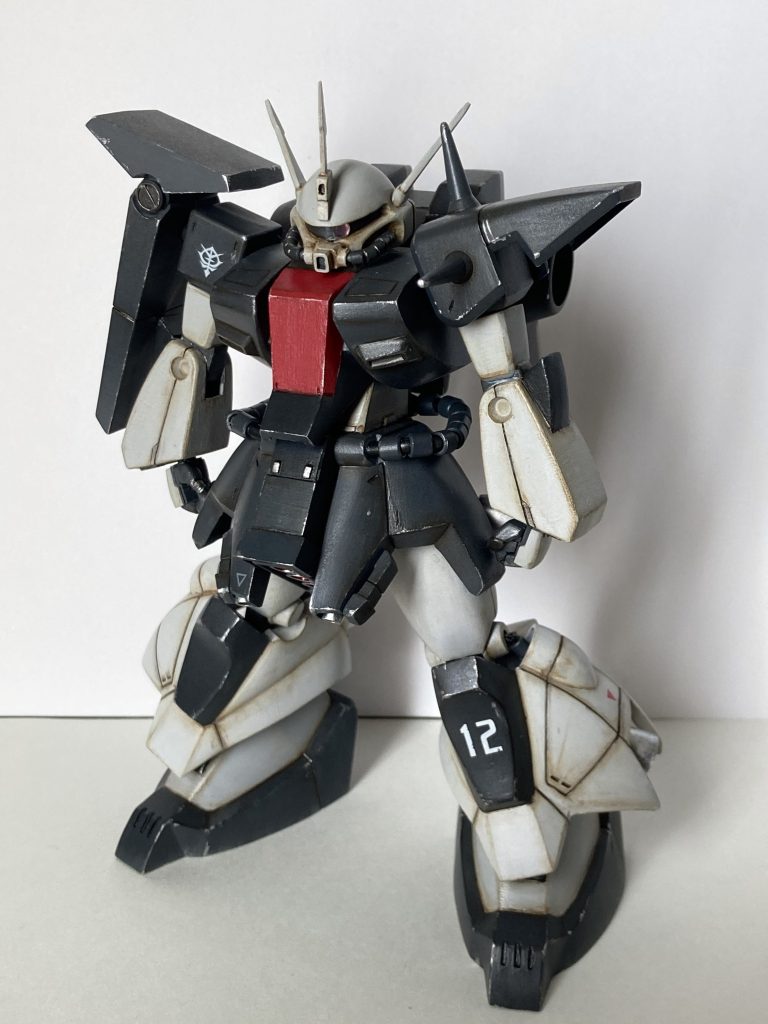 膝などはアルミ線接続。細かい表情付けはできますが、派手なアクションポーズは取れないほぼ固定モデルです。「昔の模型紙の作例っぽくしたいな〜」と思い、エッジにシルバーでチッピング。全部アクリジョン筆塗りです。