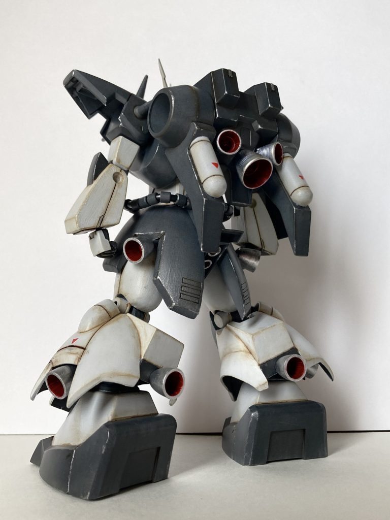 バックパックのスラスターは置き換えています。個人的には割と満足いく仕上がりになりました。改めて、旧キットはパーツの接続位置と幅詰め/幅増しで化けると実感。今回の制作を通し、ザクIIIという機体に対しての愛着も湧いた気がします。