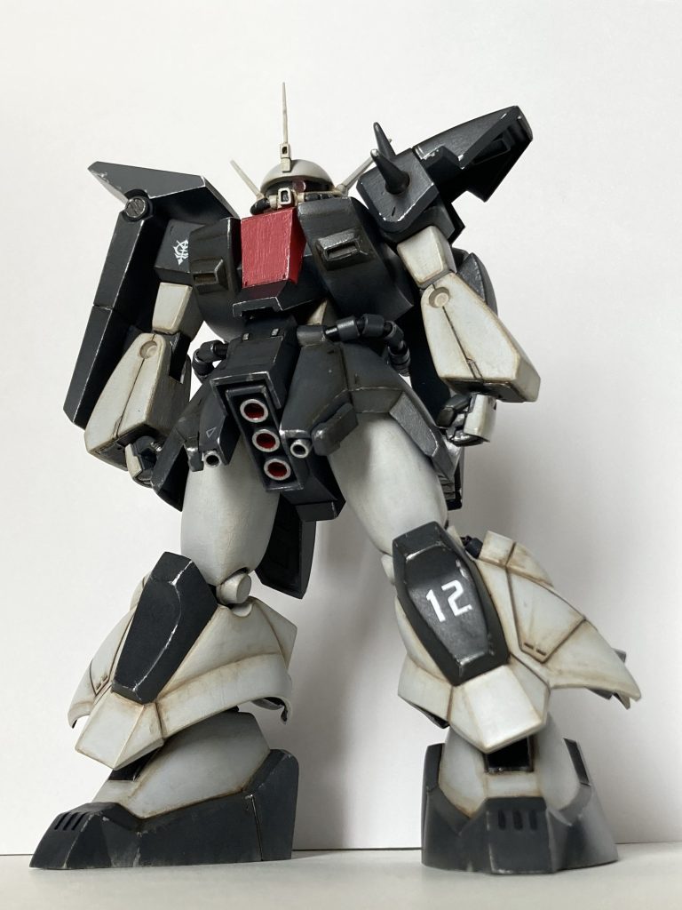 シールド可動部のマイナスモールドや動力パイプなどはモデリングサポートグッズを使用。小さく切ったプラ板やモールドを追加し、主張しすぎない程度に情報量を増やしています。モノアイは百均で購入したラインストーンを接着。角張ったものしか売っていなかったので、金属ヤスリでゴリゴリ削って表面を丸くしました。