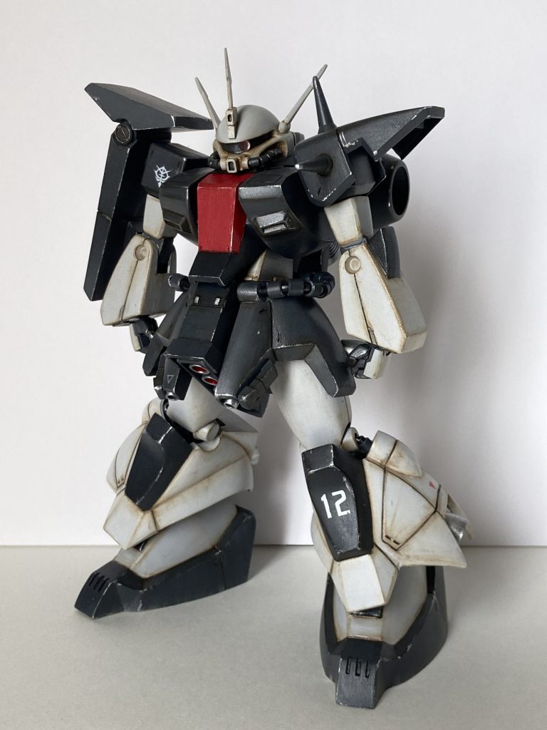 見れば見るほど「ザクなのか……?」ってなる見た目ですが、かっこいい。実際に動いたら頭部から飛び出たアンテナが肩のスパイクと干渉して折れそうですね……ザクIIIはHGUCも出ていますが、各部形状は旧キットの方が好みです。HGUCは前腕が小さく、スリッパも丸っこくて設定画からは離れた印象。HGUCも発売されてからだいぶ経つので、今の目で見るとだいぶ構造とかが古いようで。