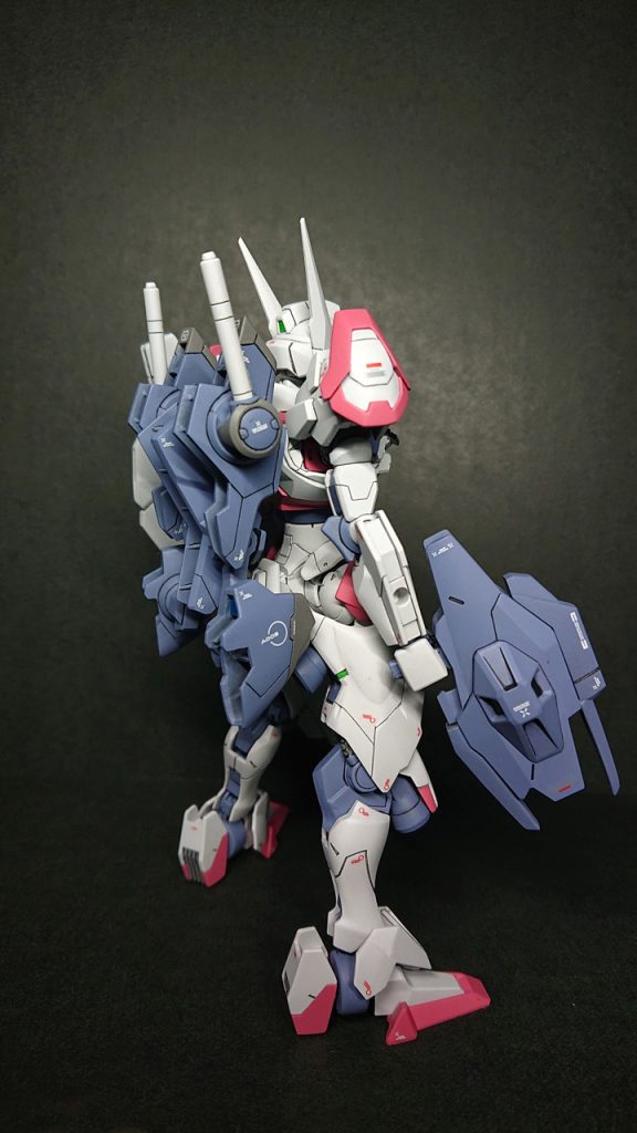 ビームライフルにも少しラインなどのデカールを貼りたかったです。右腕の３㎜穴を使わないなら埋めれば良かったと思ったりです。