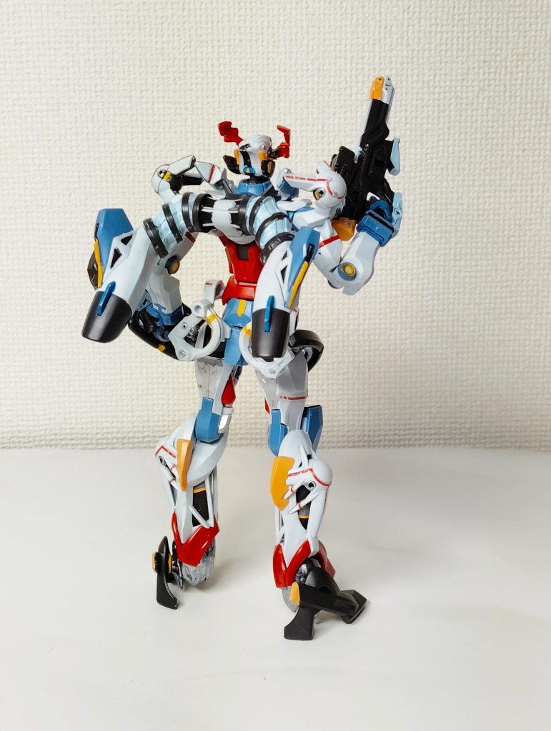 でも、アニメ設定と見比べるとちょっともの足りなくも有り、百円ショップの画材で手を加える。ちょっとした事で満足感が跳ね上がり、ガンプラ熱が再燃する。再燃と言っても30～40年前で、気に入らない造形を何とかしようと思いながらも何もできなかったのだが・・・。