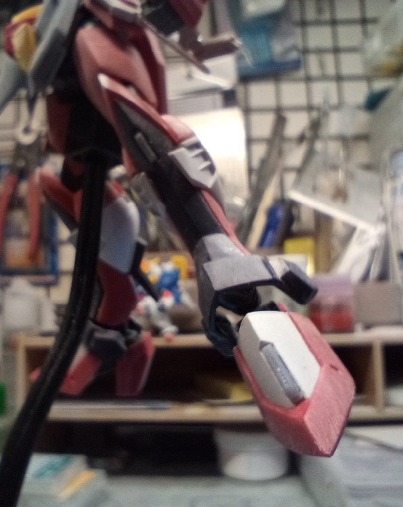 脚のビームは使用しないので、穴からそれっぽいディテールに変更しています