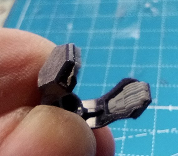 他に空いている部分にデジモのディテールアップパーツを色々と埋め込んでいますが、正面から見ると殆ど見えない位置なので自己満足の世界