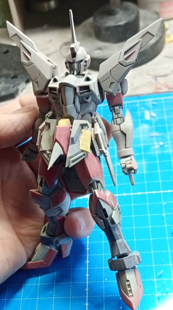 肝心の本体各部エッジ出しに重点を置いています首0.5mm延長上腕1mm延長股間に2mmの板を挟んで下にオフセット、若干隙間が空くのでフロントアーマー上下に少し拡大させ隙間を消しつつインフェニットジャスティスに近い形状でデジタルモデリング股間パーツ紛失したためモデリングで復元他にスジボリでティテールアップしています