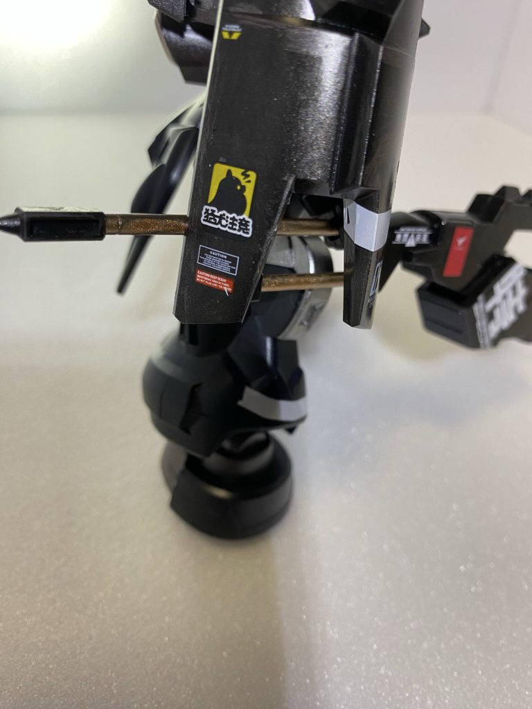 軍のイヌなので、猛犬注意のシールも。