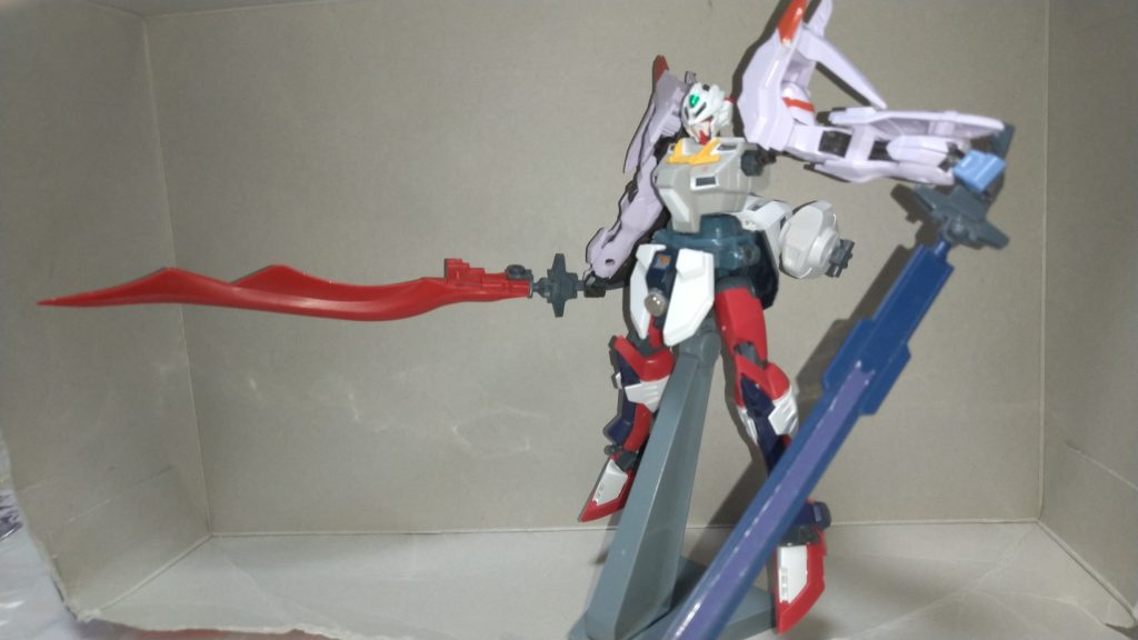 格闘戦重視の機体のバイセクターは2振りの大型実体剣でそれぞれ機能が違う。そして腰部アーマーは脚部の可動範囲を拡げる目的と機体重量の軽量化を狙って外されている。またこのオプション装備は腰部以外全てを含めた物がオプション装備となっているため機体名と装備名は同一。ちなみに機体名のバイセクターの意味は2等分線で2振りの大型ソードで真っ二つにする事から名付けられた。