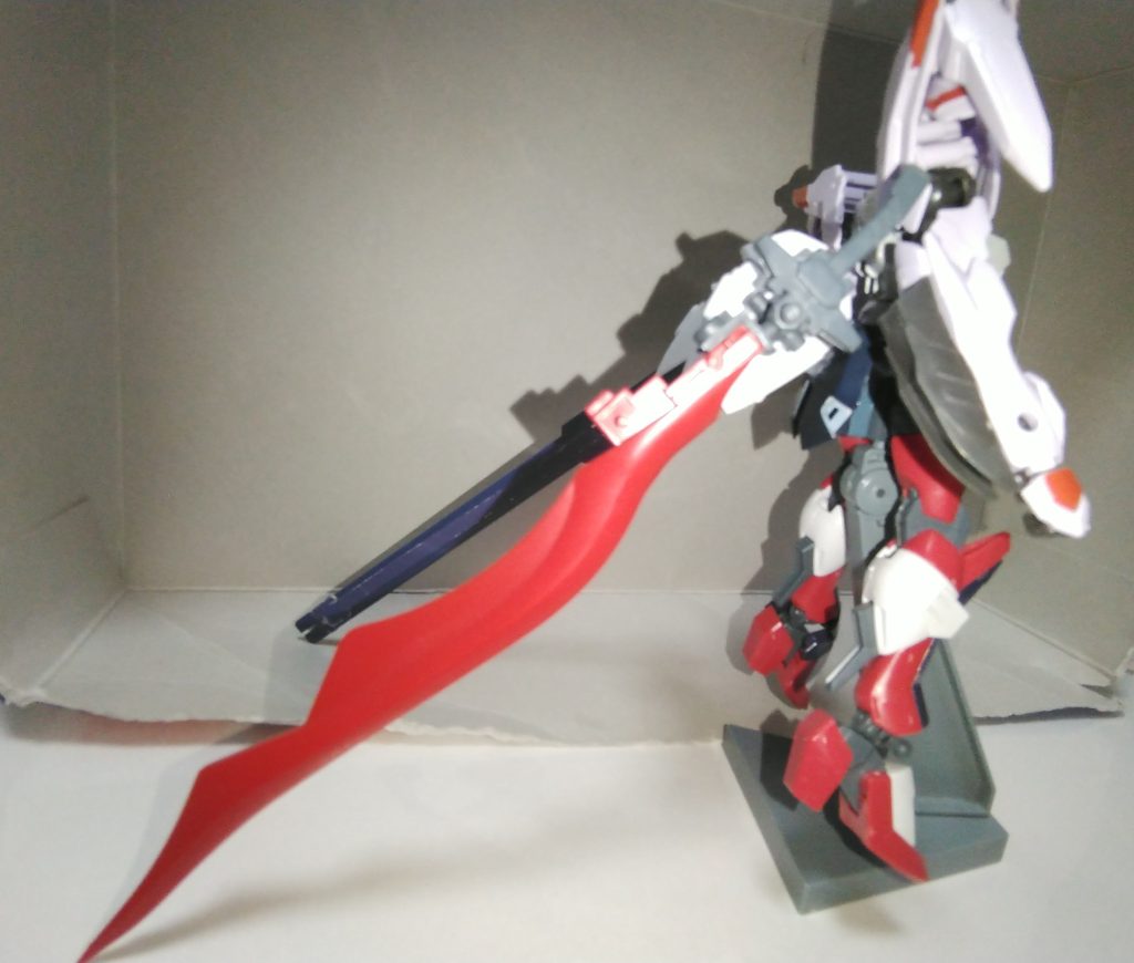 大型ブレードは背部バックパック横にマウント可能。