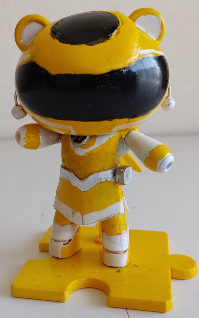 「光戦隊マスクマン」より、イエローマスク。正面。基本の材料通りで、イヤリングの接続部は、針金。