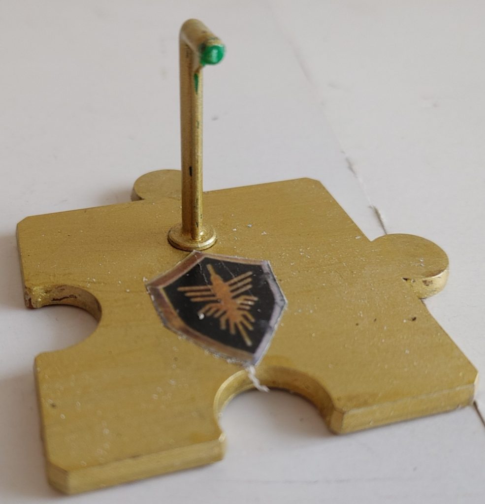 台座。タミヤカラーのゴールドリーフで塗装。銀河連邦警察のマークは、映画「スペーススクワッド ギャバンvsデカレンジャー」のパンフレットからコピーして貼り付け。