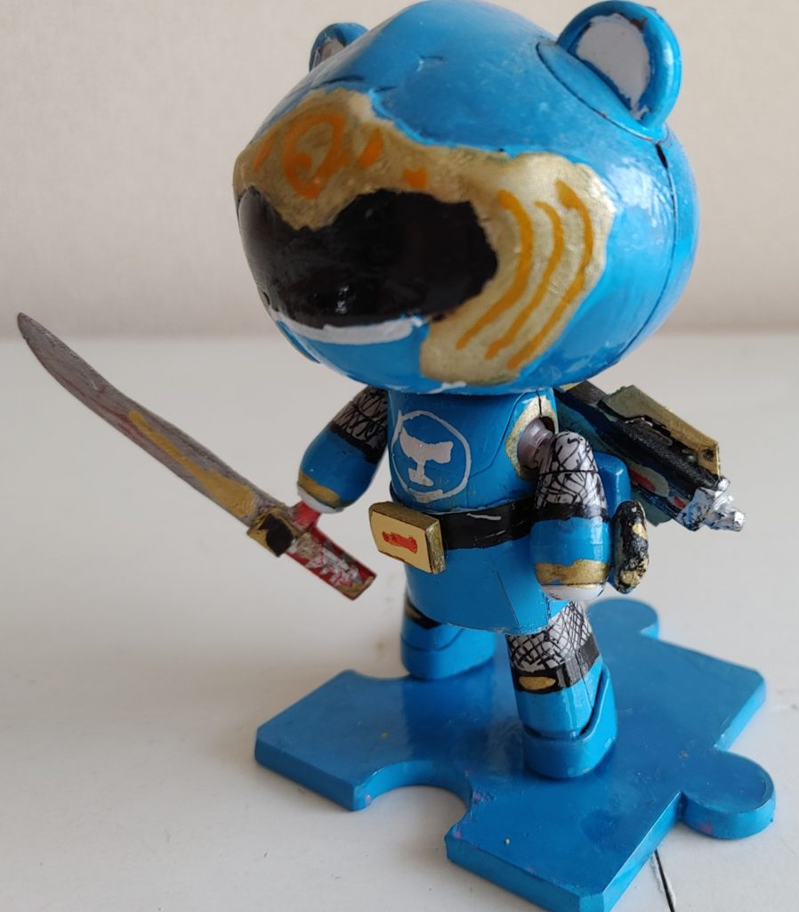 ハヤテ丸▪斬モードの剣。先程の背中用の持ち手と同じく、細身のランナーを二本接着し、刀身部分と持ち手部分の間に、プチの手に接続する為の3ミリランナーを挟み接着。