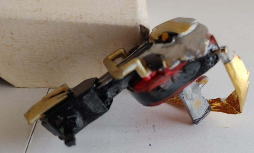 ニンジャミセン本体裏に、バチを接続し、銃モードに。バチは、エポキシパテ+ランナー製。先の楽器的ニンジャミセンの写真にも、ブルーが左手で、所持。