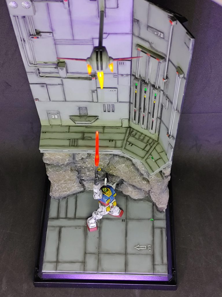 まぁ、このキットといえばオイラの尊敬する某プラモデル部テ○オ前部長や数々のYouTuberさんたちがラストシューティングにしてらっしゃるのでオイラも王道にのっかるコトにしました。テ○オ前部長のようにイラスト風なんてコトはやったこともなく、技術的にもムリなので自分でできそうなことでトライしてみました。