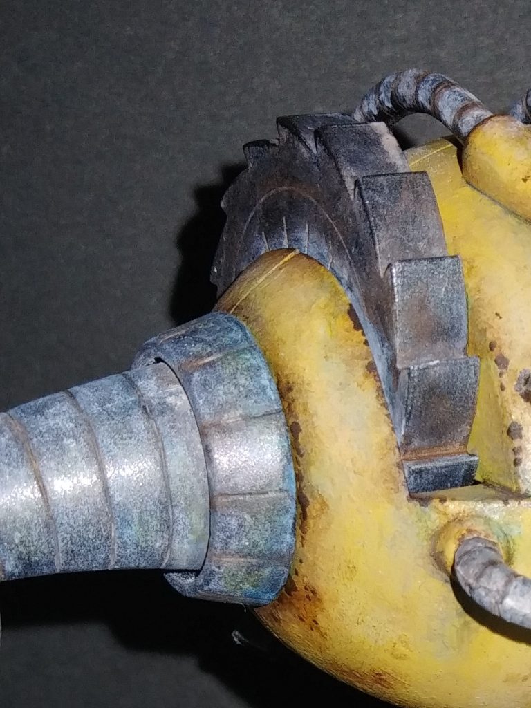 肩の回転ドリル？と腕部です。肩のドリルはより鉄っぽい質感に。腕の付け根は鉛っぽく。全て水性アクリル＋ウェザリングカラーで仕上げました。