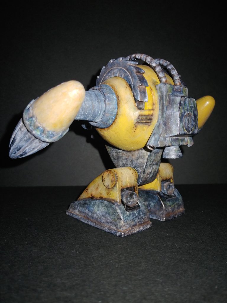 後ろ姿です。機体表面は赤錆と青錆を適当にちりばめ、平面には日焼け褪色を追加。