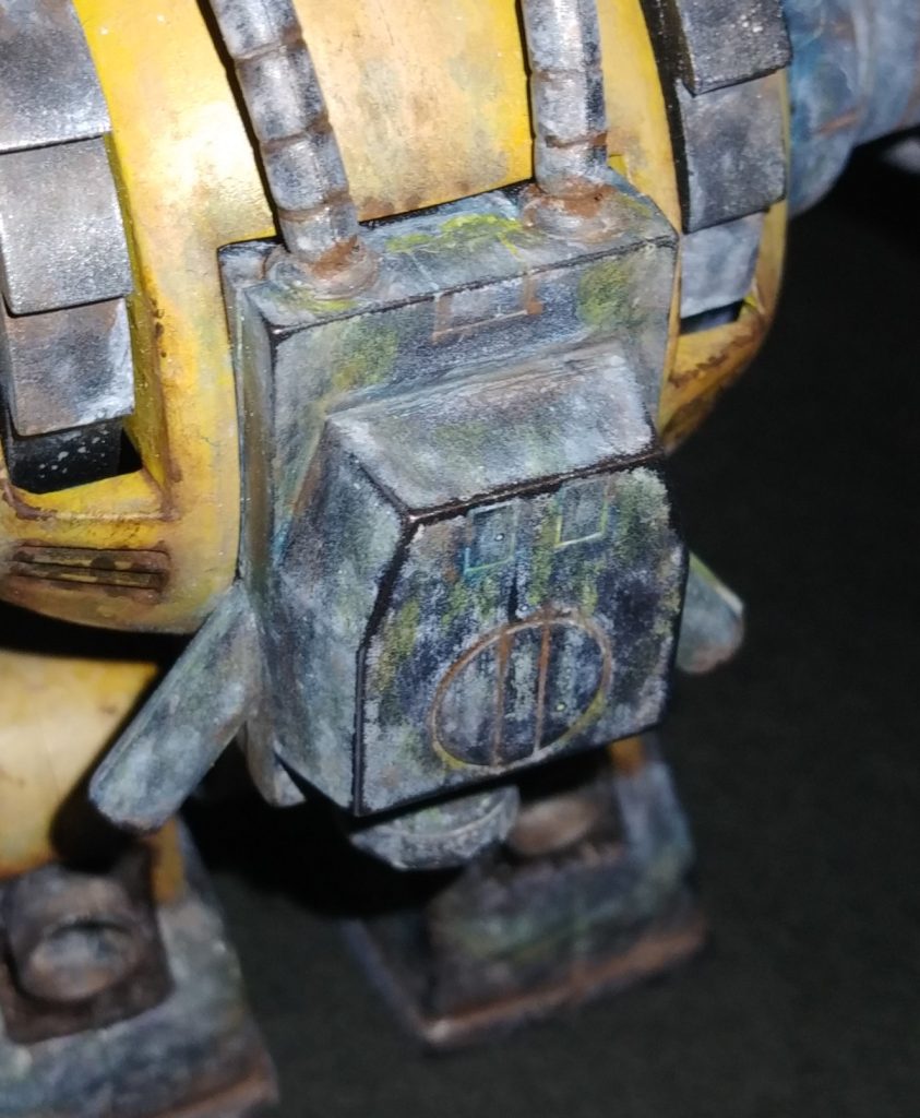 ランドセルは水カビをちりばめてみました。ブロンズで塗装後、ウェザリングカラーの白、黄、青、茶で味付けしております。