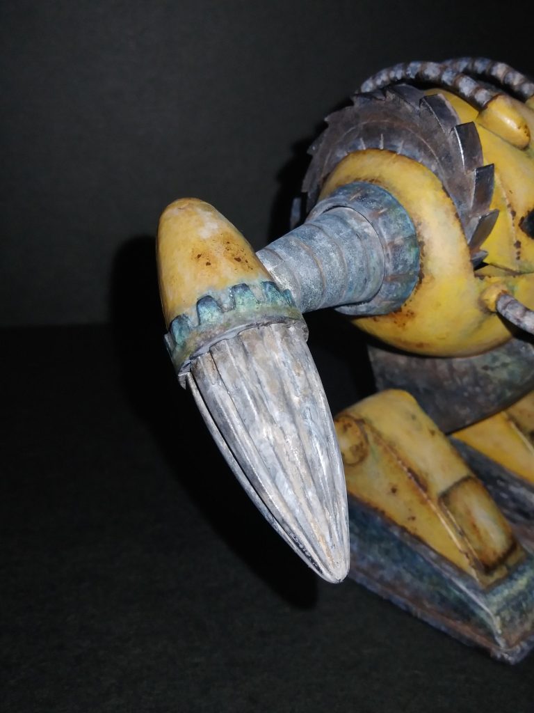 腕部のドリルは硬質な金属をイメージし、石の削り粉の付着を表現しました。ウェザリングカラーの白をベタ塗りし、質感と色合いを調整しております。ドリルの付け根は銅に青錆です。