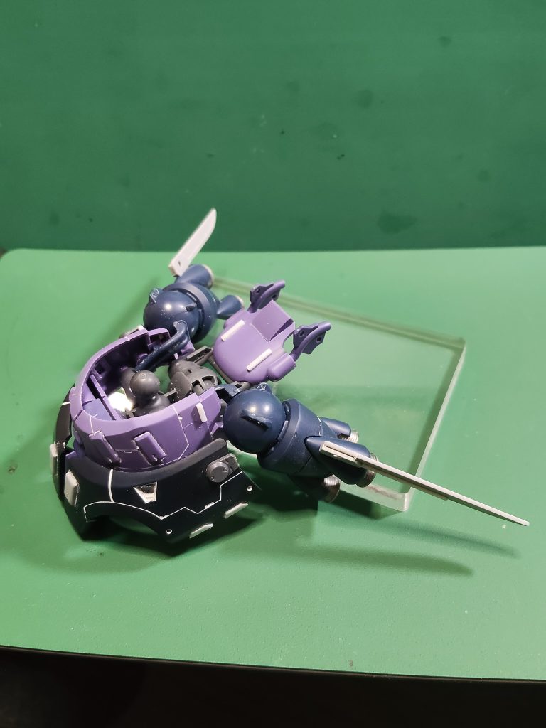 腰部の改修スジボリやプラ板でのディテールアップと腰のブースター？に羽みたいなものを付けてみました。あまりドムには似合わない感じだったかも知れません…。(zaku-kao9)