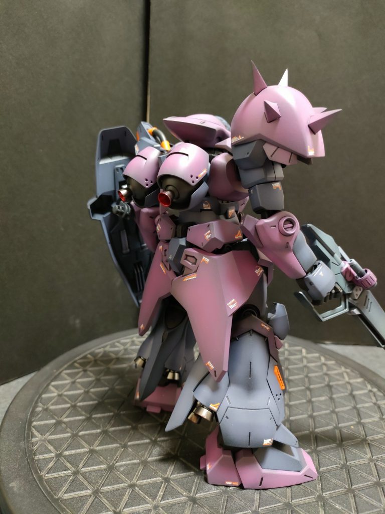 バーニアは内部はキャンディ塗装で外回りは忘れました。ここは艶有り仕上げで。盾裏も塗り分けました。