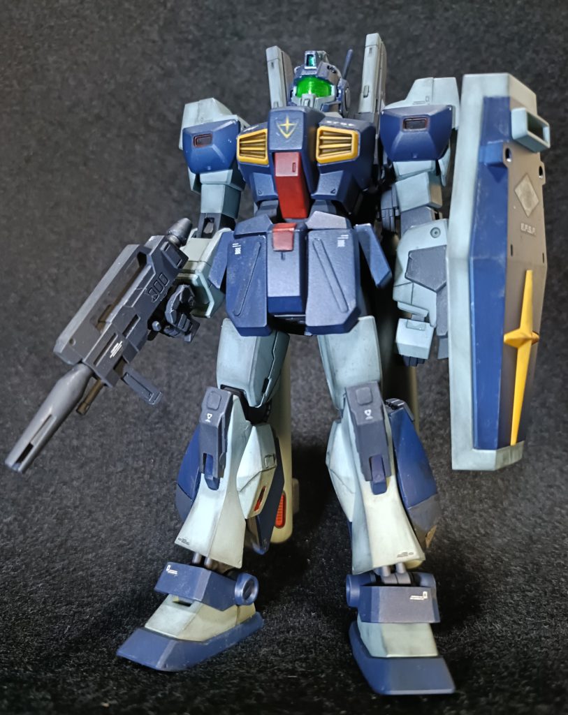 正面。ネモ・リメスは、ネモを連邦軍向けにマイナーチェンジした機体。アナハイムのお膝元、連邦軍グラナダ基地で少数が運用された。ガンダムマークⅡ系のパーツを複合し、高性能化を目指している。開発データは後のジムⅢへ引き継がれた。