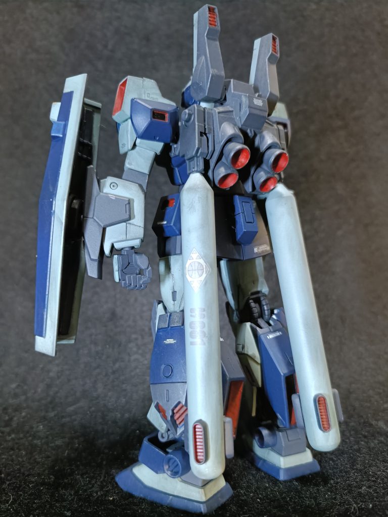 背面。宇宙戦仕様にスラスターの強化・増設。マークⅡ系バックパックを採用したため、腰部ビームサーベルを撤去し、プロペラントタンクを増設、両脚部のスラスターも増設された。左腕の増設アーマーの中には、近接ダガーを収納している。ライフルやシールドはジム系を使用した。