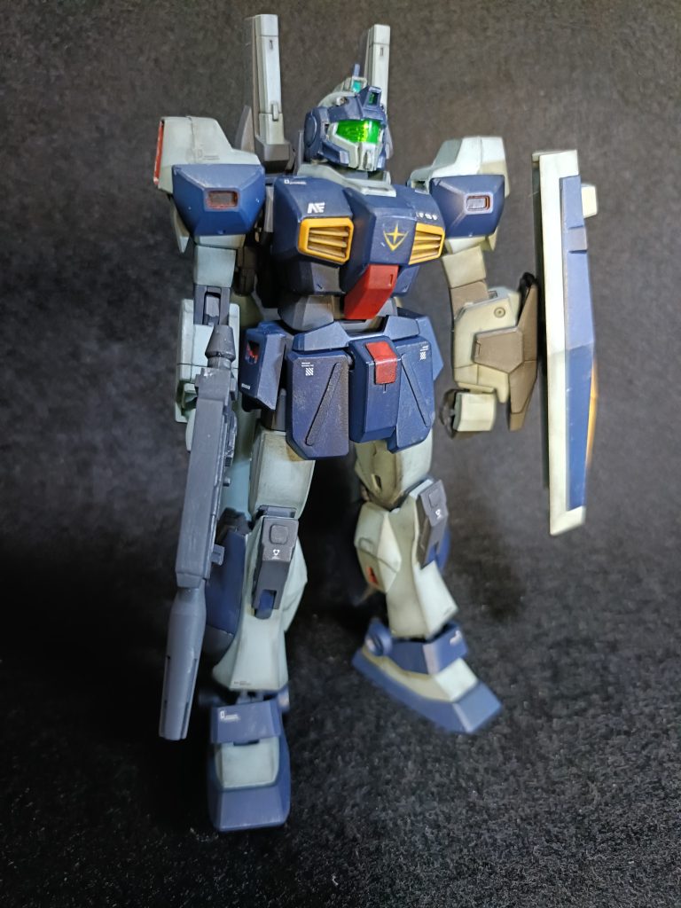 正面。ネモを本体に、ガンダムマークⅡの上半身とバックパック、ジャンクパーツでそれっぽく魔改造してます。特徴的なバイザーを増設された顔、ネモから改造しようとしたけど、上手くいかなかったのでジム改をベースにそれっぽくいじってます。