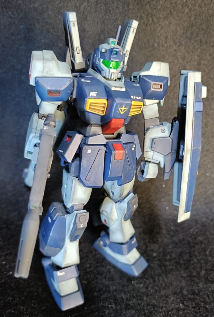 正面。ネモ・リメスは、ネモを連邦軍向けにマイナーチェンジした機体である。アナハイムのお膝元、連邦軍グラナダ基地で少数運用された。ガンダムマークⅡ系のパーツを複合し、総合的高性能化を目指している。開発データは後のジムⅢへ引き継がれた、というＩＦ設定になります。