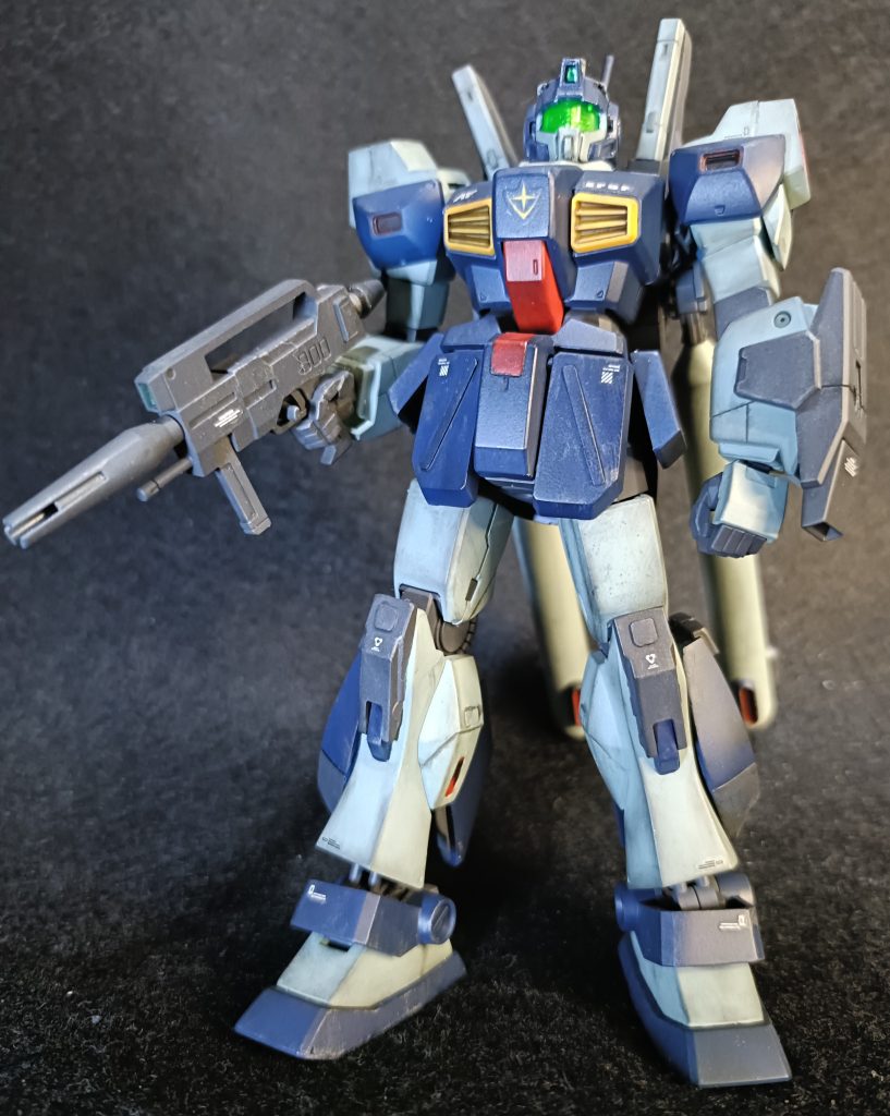 盾なし正面。ネモを本体に、ガンダムマークⅡの上半身とバックパック、ジャンクパーツでそれっぽく魔改造してます。特徴的なバイザーを増設された頭は、ネモから改造しようとして上手くいかなかったので、ジム改をベースにそれっぽくいじってます。