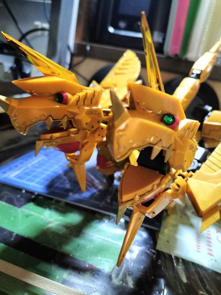 目を100均のジュエルシールを貼りました