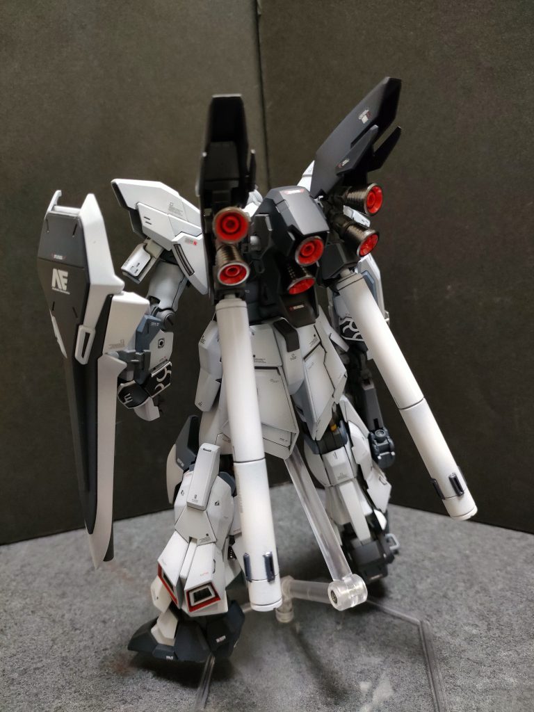 目立つ背中のバーニアは外はガイアカラーのスターブライトアイアン、中はモンザレッドで塗装。バーニアだけは艶有り仕上げで。