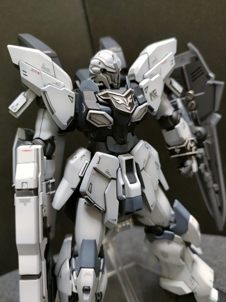 胸と腕の紋章部分、塗装めんどくせー。ラッカー塗料のアルティメットホワイトを塗り、上にエナメル塗料のブラックを吹いてエナメル溶剤で紋章部分を拭き取りました。